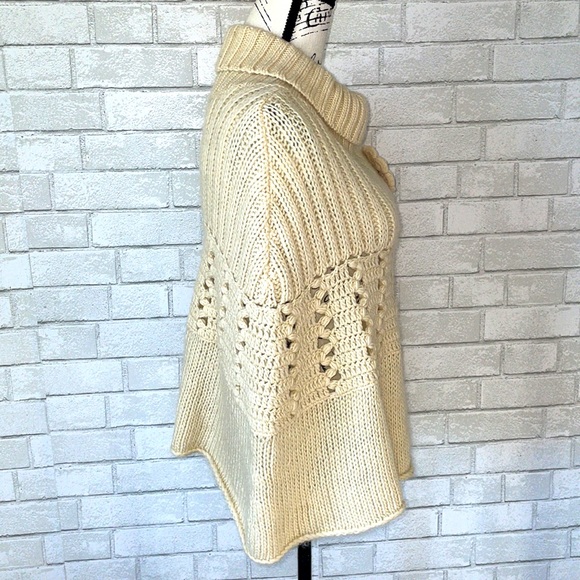 Anthro Sleeping on Snow cape - Picture 2 of 7